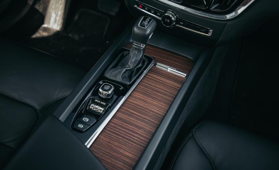 Детали интерьера Volvo S60 T5 Momentum 2018 года  (NA) (фото 19 из 41)